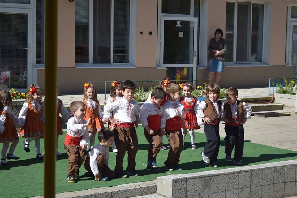 НАРОДНИ ТАНЦИ - ДГ Незабравка - Пловдив